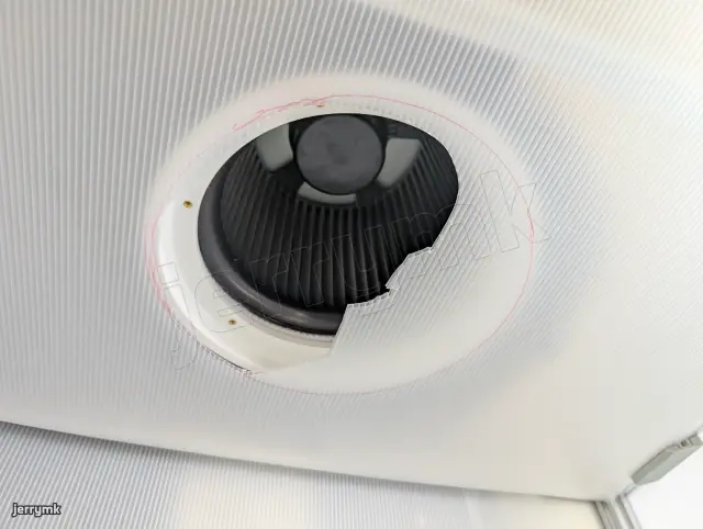 PP瓦楞面板高度剛好和圈圈齊平，切割孔洞中